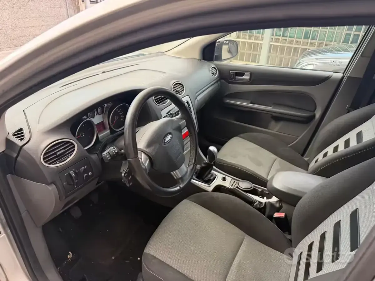 Usata Ford Focus 109 CV (80 kW) 2010 Grigio Station wagon