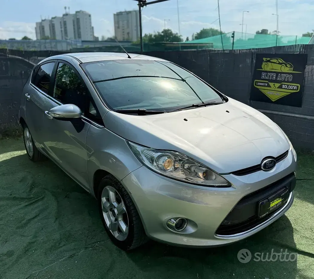 Usata Ford Fiesta Titanium 92 CV (67 kW) 2010 Grigio Berlina
