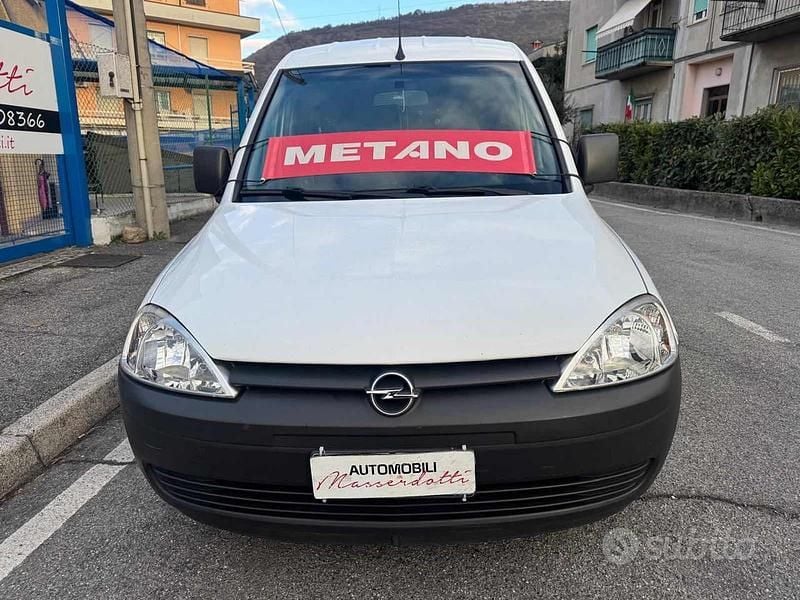 Usata Opel Combo 97 CV (71 kW) 2009 Bianco pastello Furgone