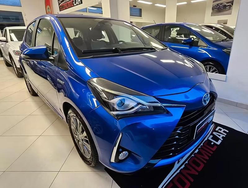 Usata Toyota Yaris Hybrid Cool 73 CV (53 kW) 2018 Blu Berlina