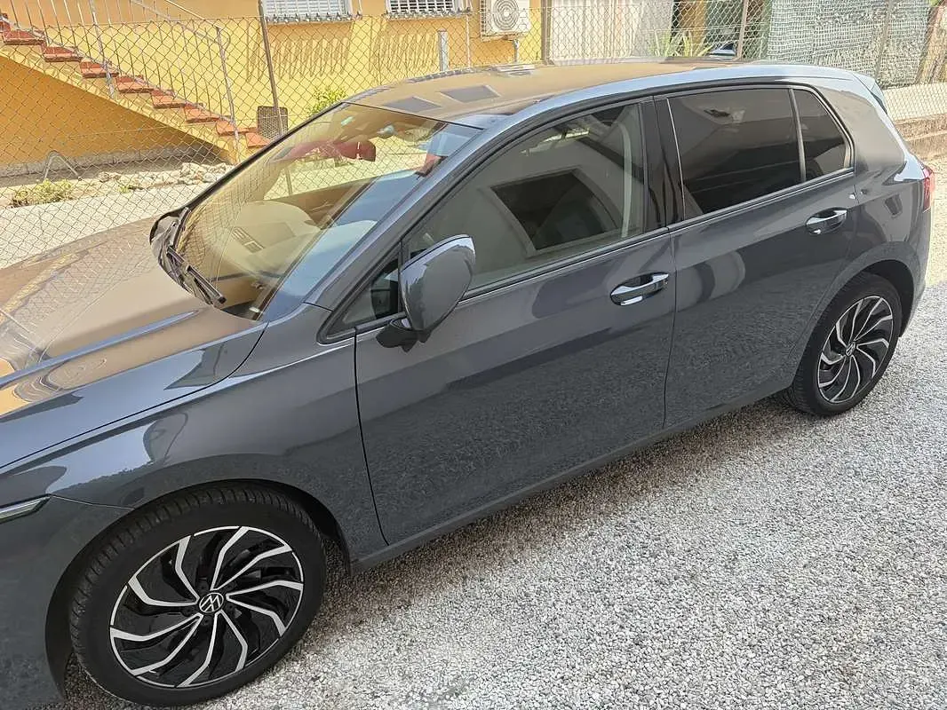 Usata VW Golf VIII Life 110 CV (80 kW) 2022 Grigio Berlina