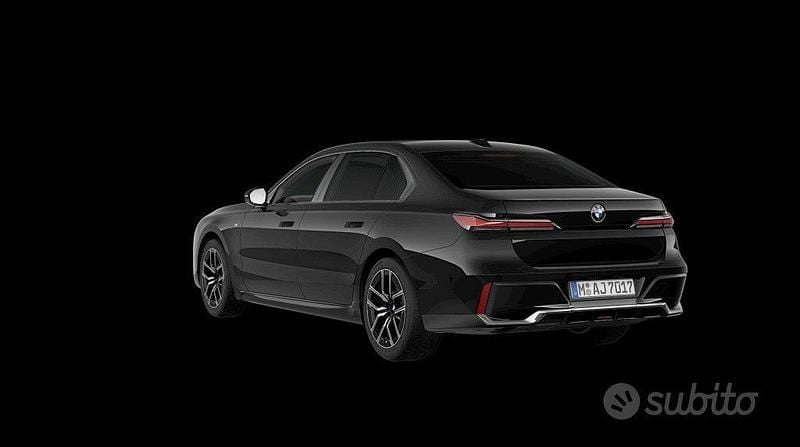 Usata BMW 740 M Sport 299 CV (219 kW) 2025 Black sapphire metallizzato Berlina