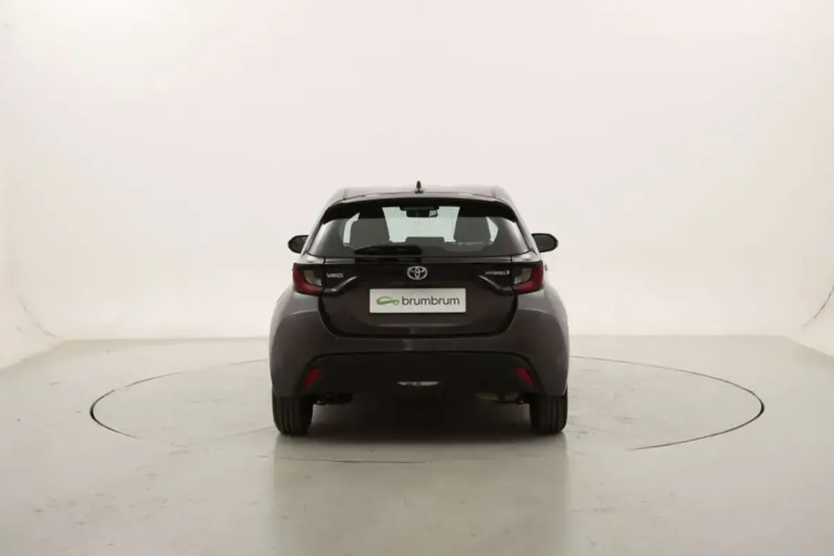 Usata Toyota Yaris Hybrid Business Edition 116 CV (85 kW) 2021 Grigio Utilitaria