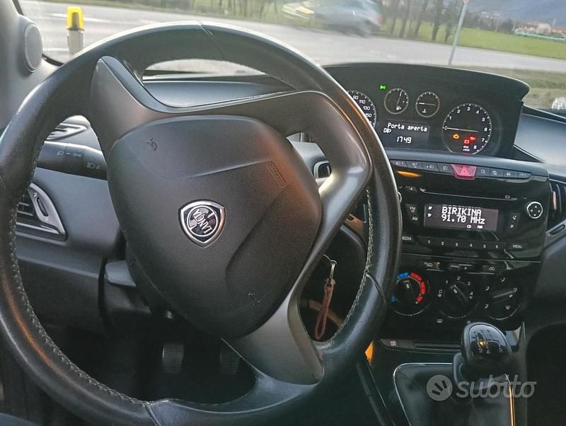 Usata Lancia Ypsilon 69 CV (50 kW) 2012 Grigio Utilitaria