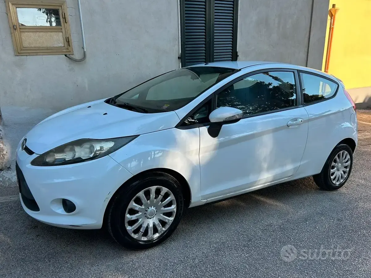 Usata Ford Fiesta 97 CV (71 kW) 2010 Bianco Berlina