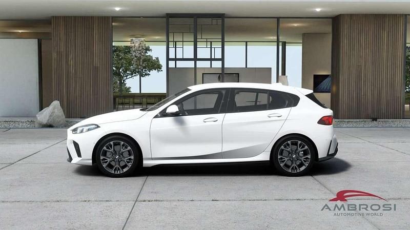 Nuova BMW 118 M Sport 150 CV (110 kW) 2026 Alpin white pastello Utilitaria