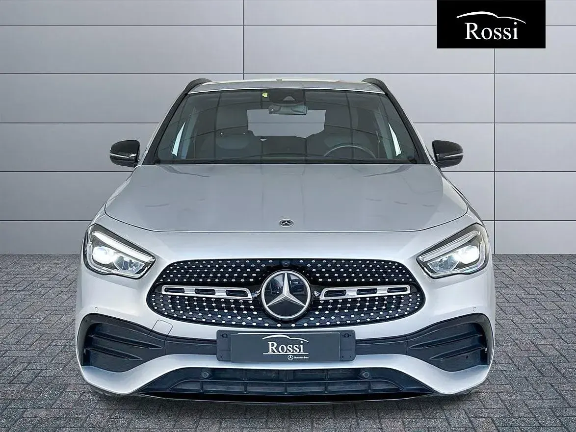 Usata Mercedes GLA180 Premium 116 CV (85 kW) 2023 Grigio chiaro metallizzato SUV