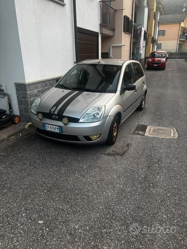 Usata Ford Fiesta 75 CV (55 kW) 2005 Grigio Utilitaria