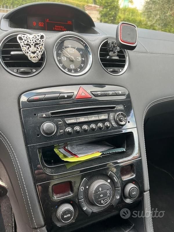 Usata Peugeot 5008 Business-Line 150 CV (110 kW) 2011 Grigio Monovolume