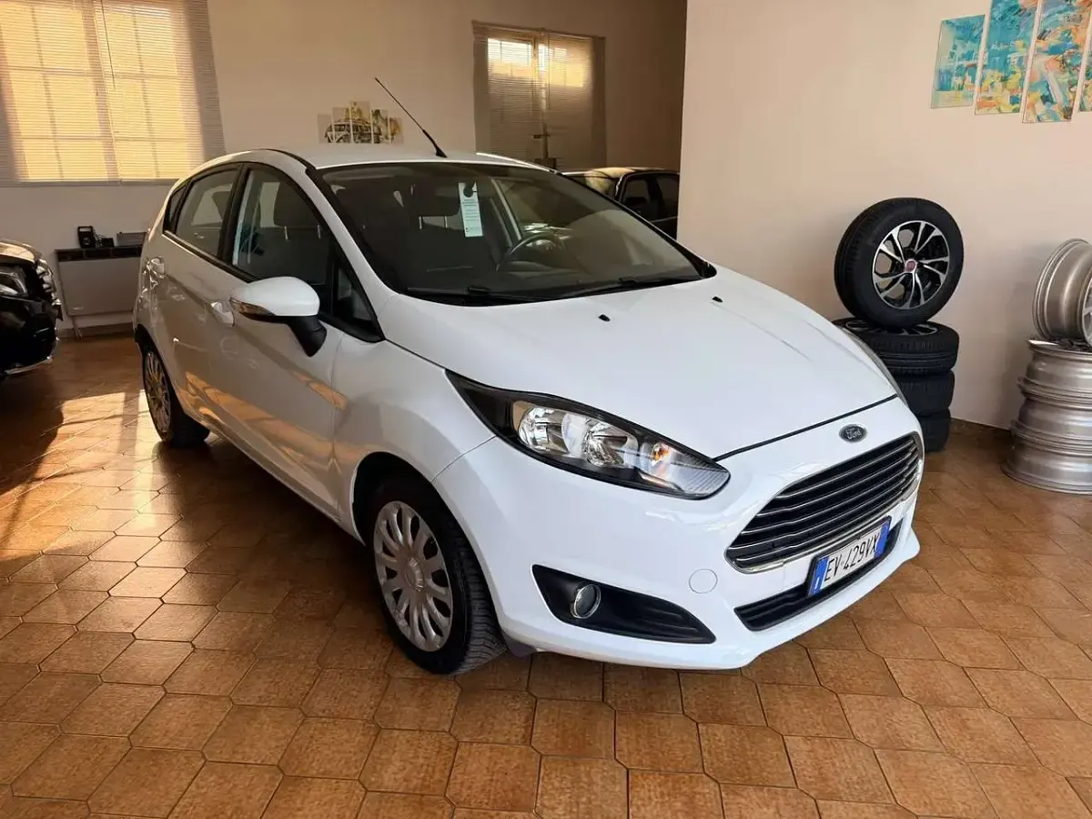 Usata Ford Fiesta 60 CV (44 kW) 2014 Bianco Utilitaria