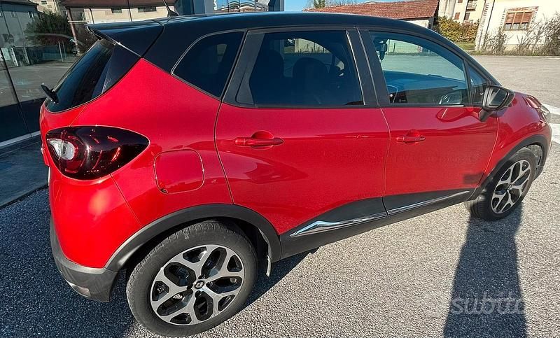Usata Renault Captur 110 CV (80 kW) 2019 Rosso SUV