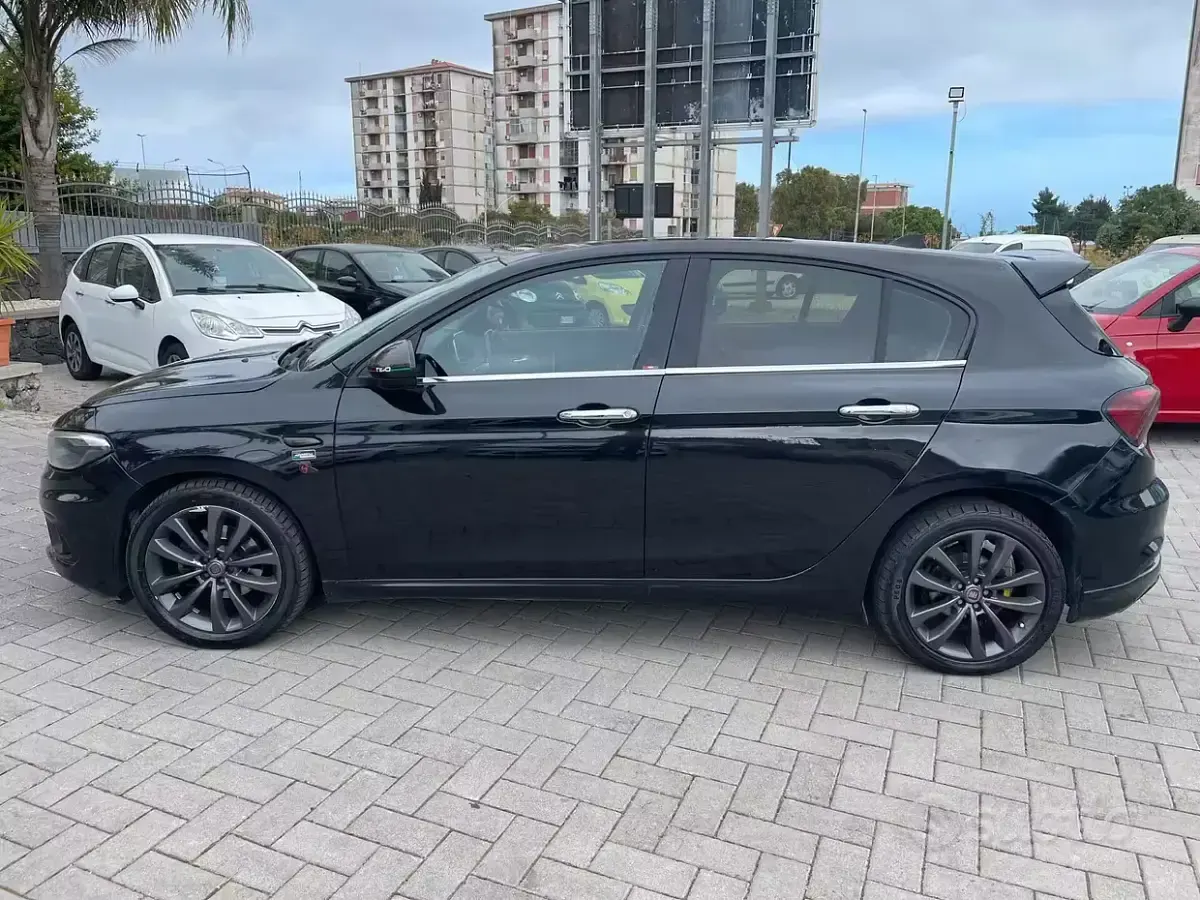 Usata Fiat Tipo Lounge 120 CV (88 kW) 2017 Nero Berlina