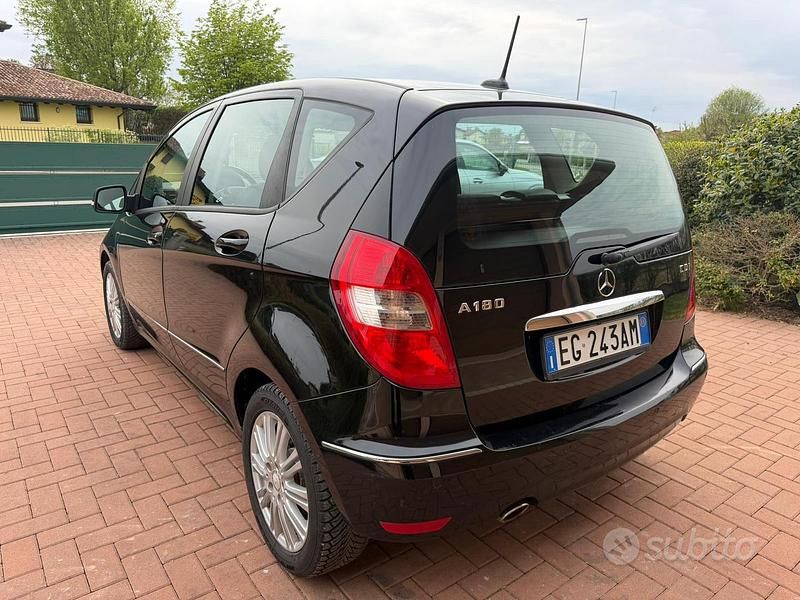 Usata Mercedes A180 109 CV (80 kW) 2011 Nero Berlina
