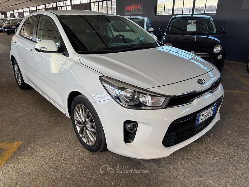 Usado Kia Rio 101 HP (74 kW) 2018 Branco Sedan