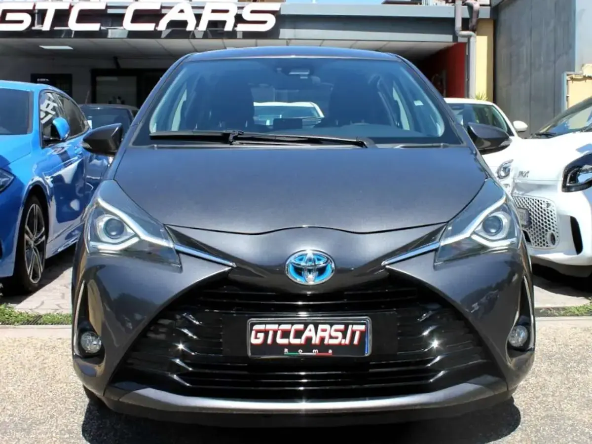 Usata Toyota Yaris Hybrid Style 73 CV (53 kW) 2019 Dark grey Berlina