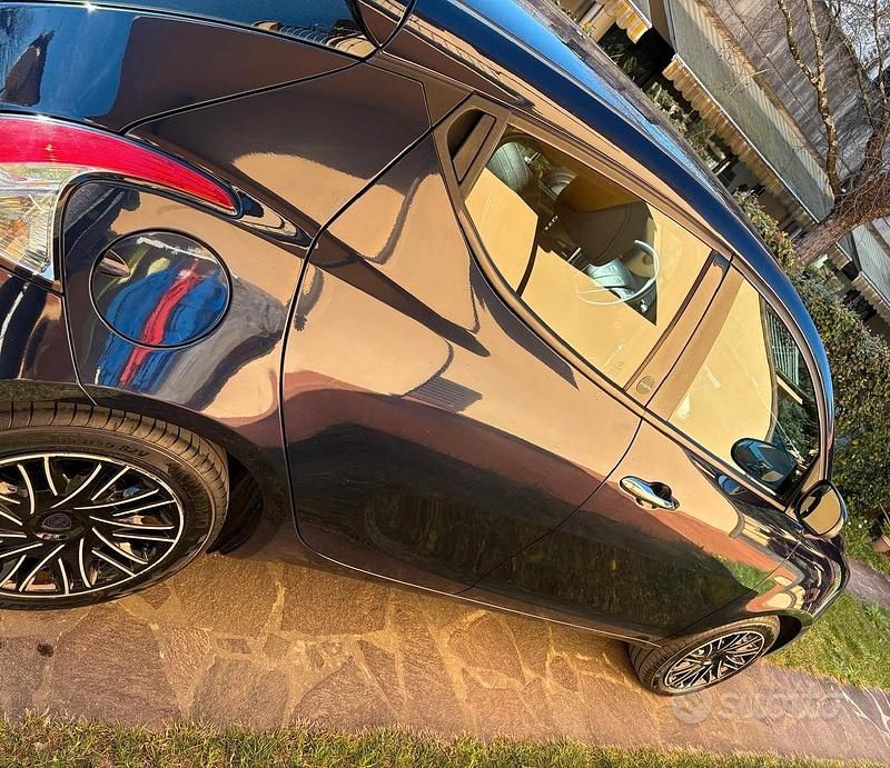 Usata Lancia Ypsilon 69 CV (50 kW) 2020 Blu Utilitaria