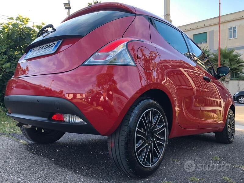 Usata Lancia Ypsilon Gold 69 CV (50 kW) 2019 Rosso Utilitaria