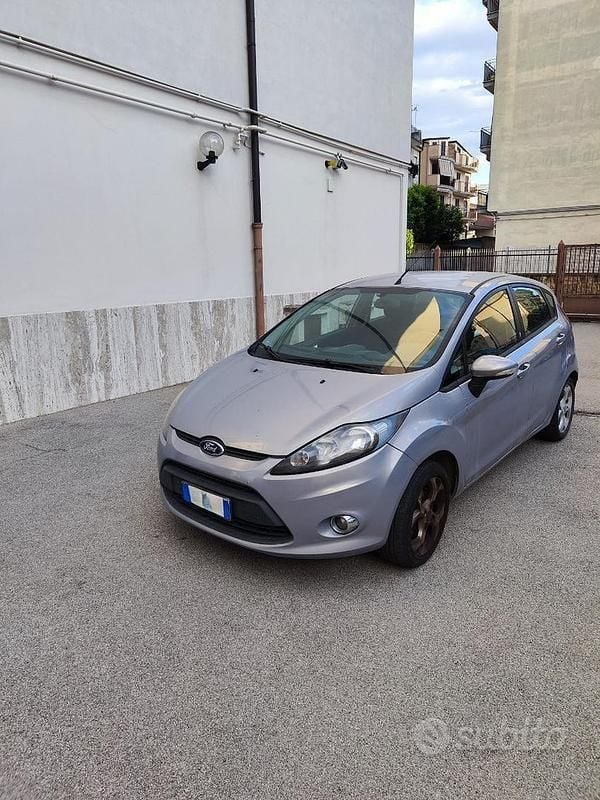 Usata Ford Fiesta 60 CV (44 kW) 2012 Grigio Utilitaria