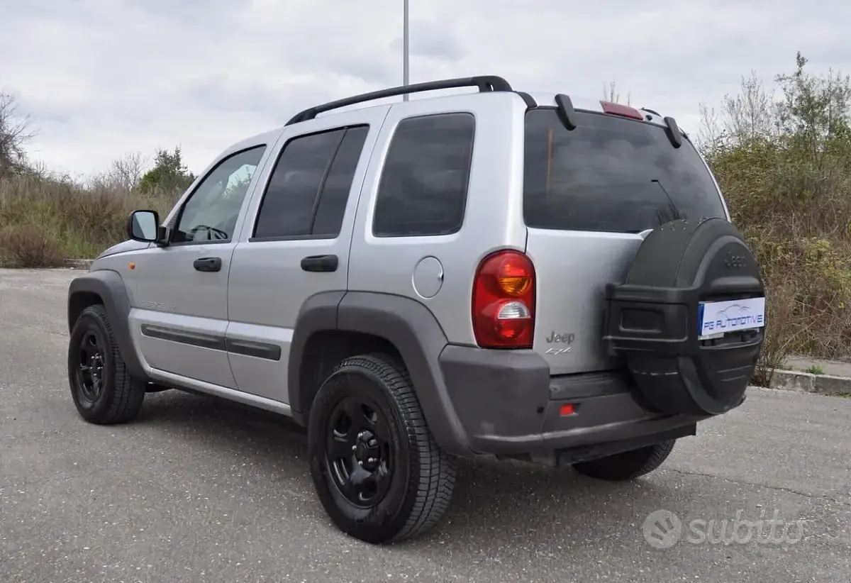 Usata Jeep Cherokee Sport 143 CV (105 kW) 2003 Grigio SUV