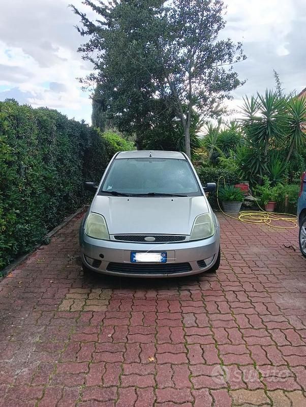 Grigio Usata 2005 Ford Fiesta Tre volumi | 2000 € - Immagine 1/4