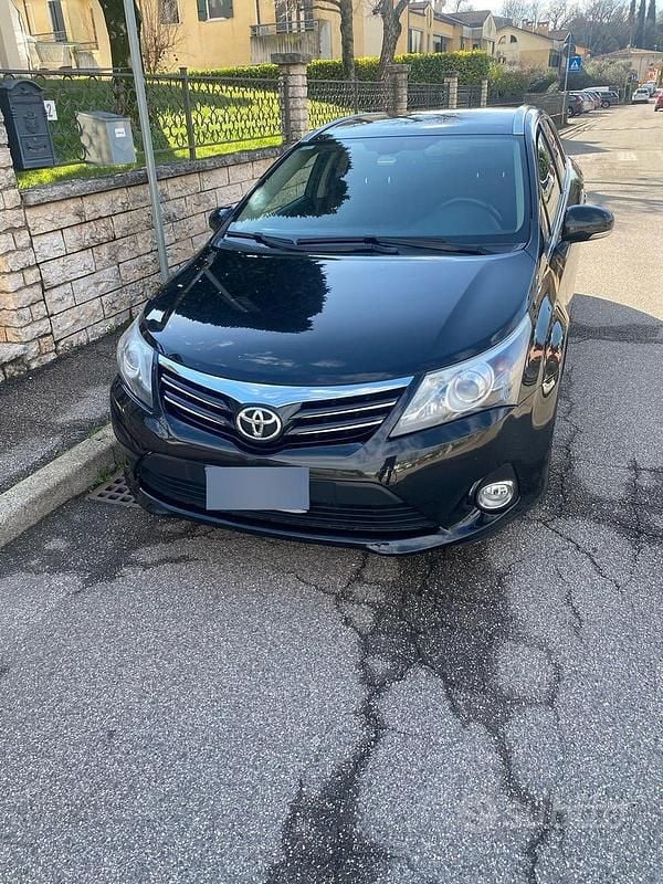 Second-hand Toyota Avensis 124 CP (91 kW) 2013 Negru Break