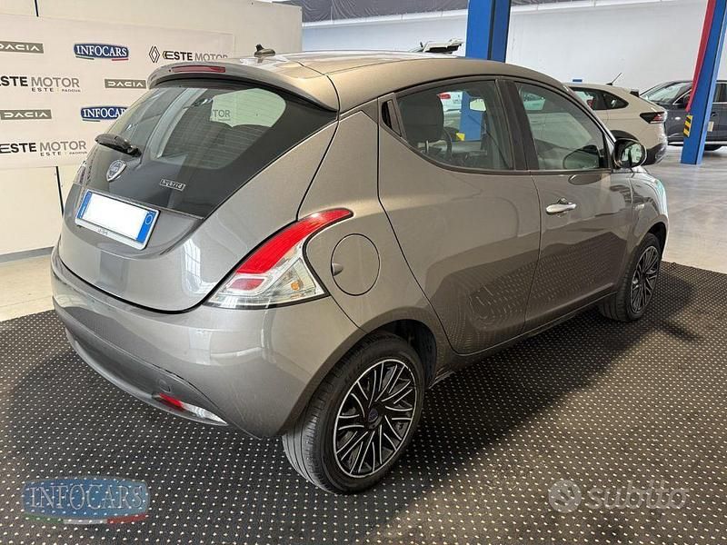 Usata Lancia Ypsilon Silver 70 CV (51 kW) 2022 Grigio metallizzato Utilitaria