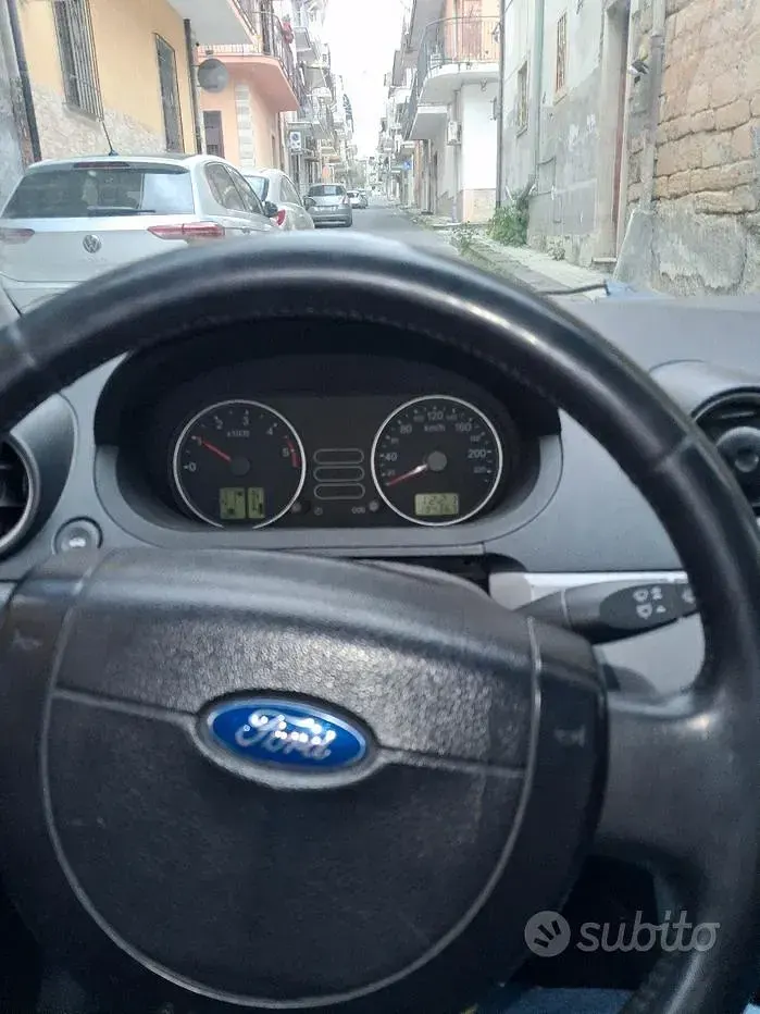 Usata Ford Fiesta 90 CV (66 kW) 2005 Grigio Utilitaria