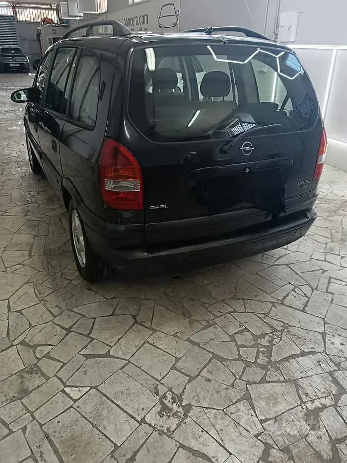 Usata Opel Zafira 101 CV (74 kW) 1999 Nero Monovolume