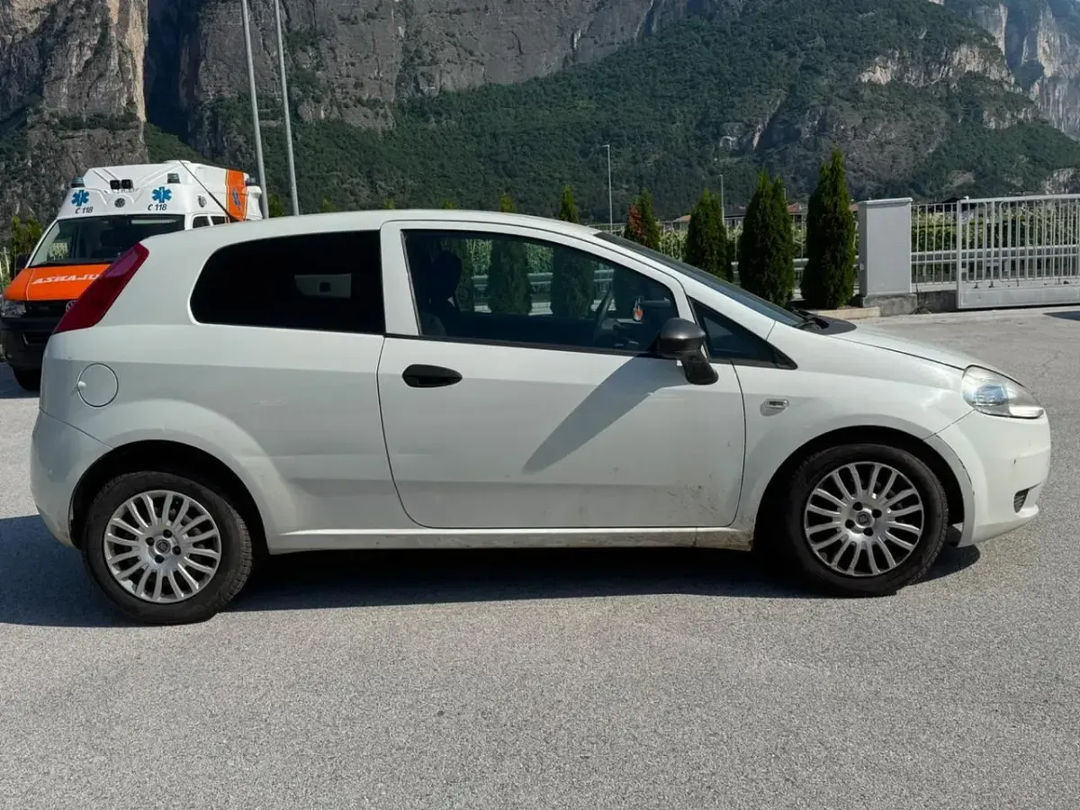 Usata Fiat Grande Punto 75 CV (55 kW) 2011 Bianco Utilitaria