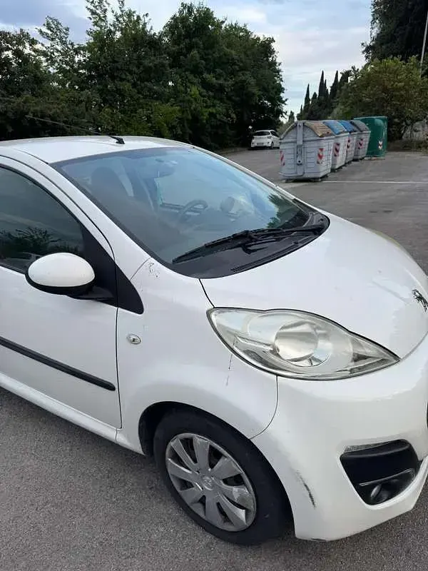 Usata Peugeot 107 Active 68 CV (50 kW) 2013 Bianco Utilitaria