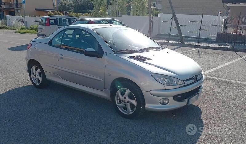 Usata Peugeot 206 CC 109 CV (80 kW) 2004 Grigio Cabrio