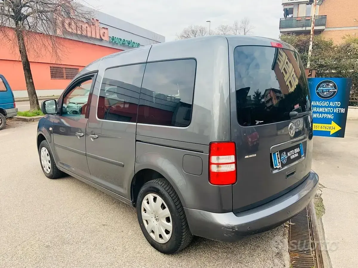 Usata VW Caddy Comfortline 102 CV (75 kW) 2011 Grigio Monovolume