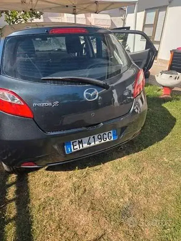 Usata Mazda 2 Energy 75 CV (55 kW) 2012 Grigio Utilitaria