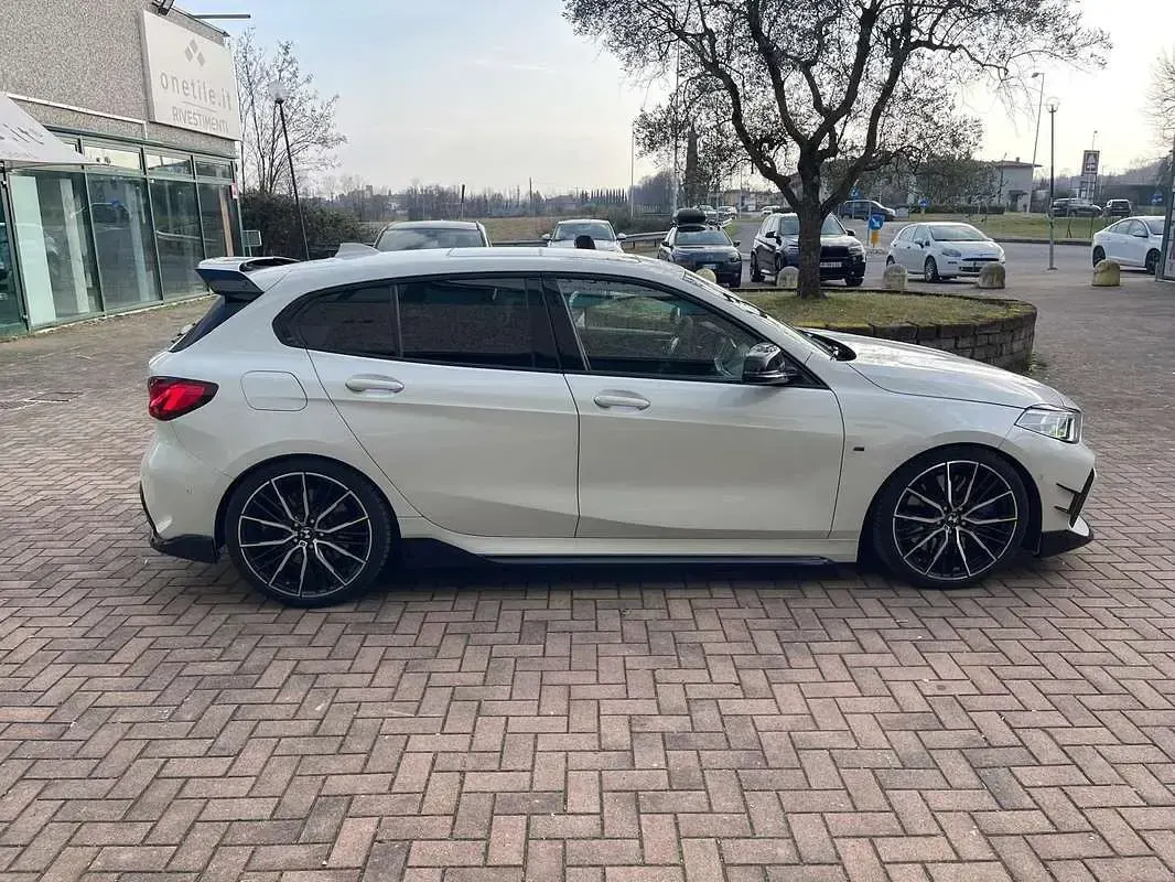 Begagnad BMW M135 Comfort Edition 345 HK (253 kW) 2019 Vit Halvkombi