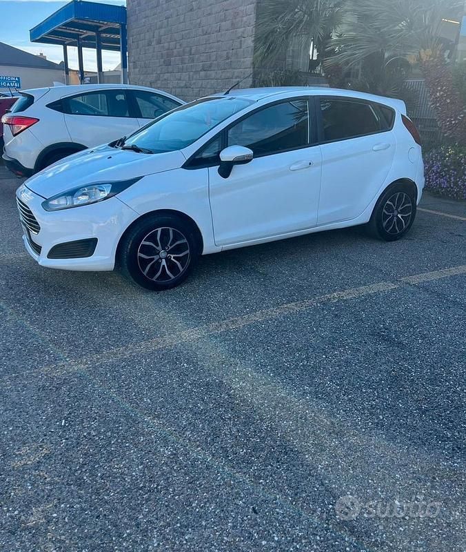 Usata Ford Fiesta 75 CV (55 kW) 2013 Bianco Utilitaria