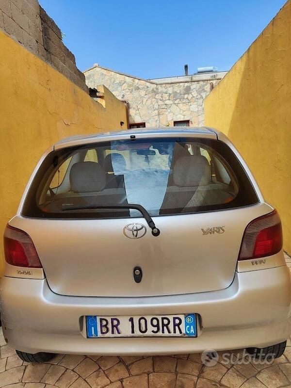 Usata Toyota Yaris 68 CV (50 kW) 2001 Grigio Utilitaria
