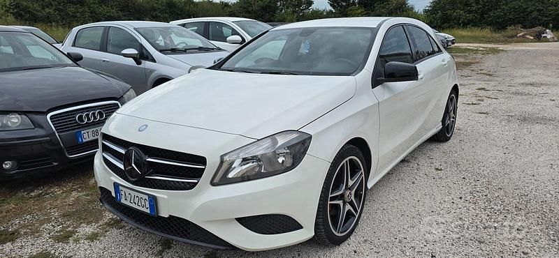 Bianco Usata 2015 Mercedes A180 Premium Tre volumi | 11.500 € (Buon prezzo) - Immagine 1/4