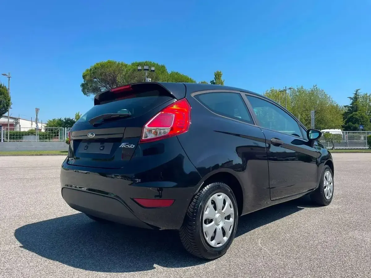 Usata Ford Fiesta Trend 60 CV (44 kW) 2015 Nero Utilitaria