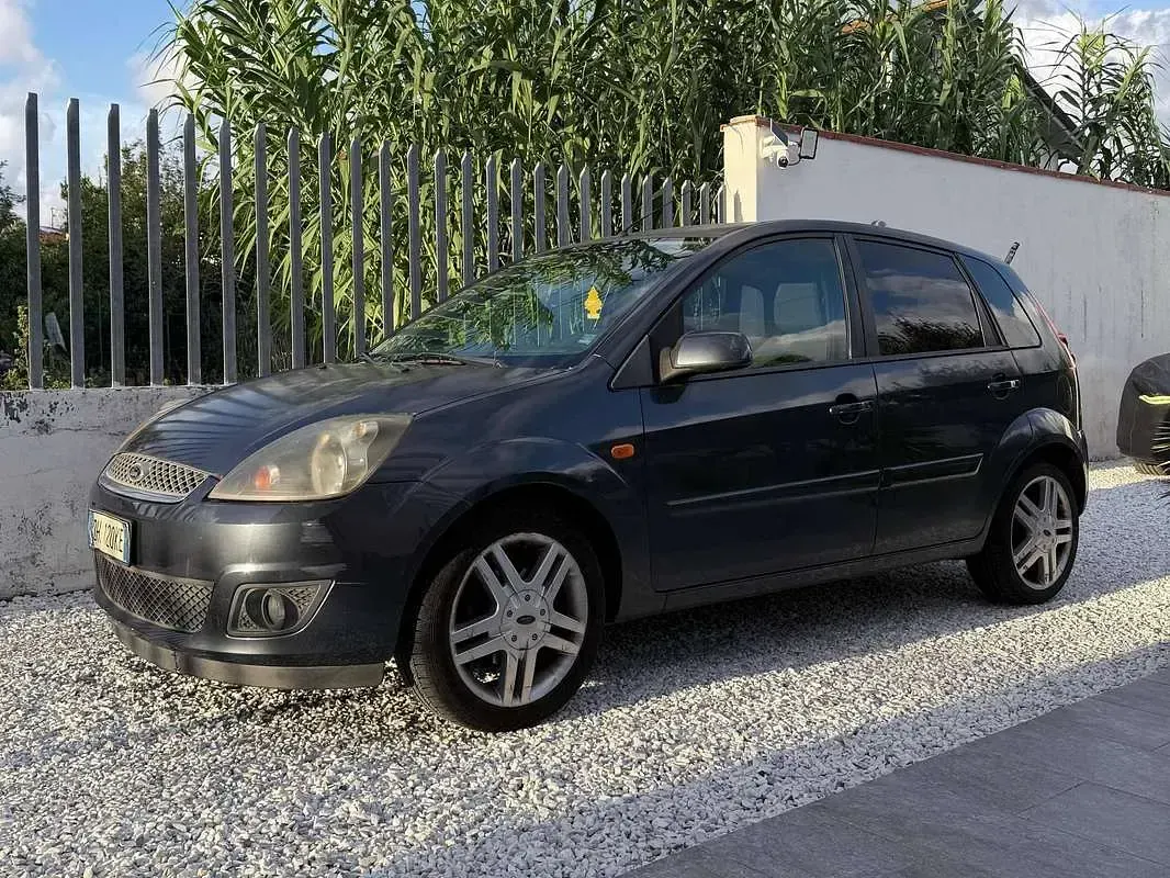 Usata Ford Fiesta Titanium 68 CV (50 kW) 2007 Marrone Utilitaria