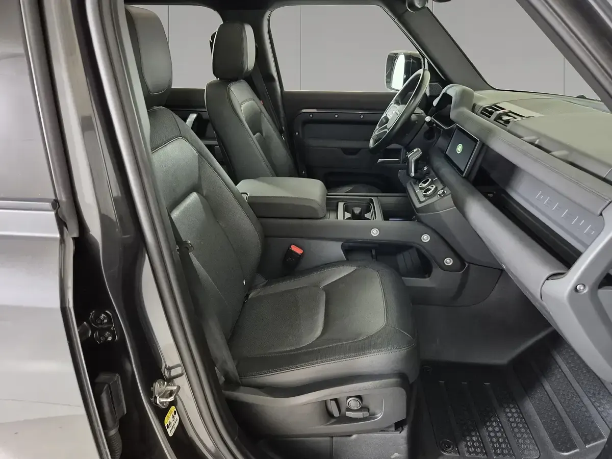 Usata Land Rover Defender SE Dynamic 300 CV (220 kW) 2023 Carpathian grey SUV