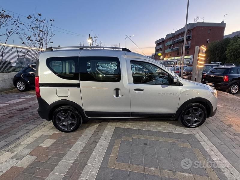 Gebraucht Dacia Dokker Stepway 90 PS (66 kW) 2018 Grau Van / Kleinbus
