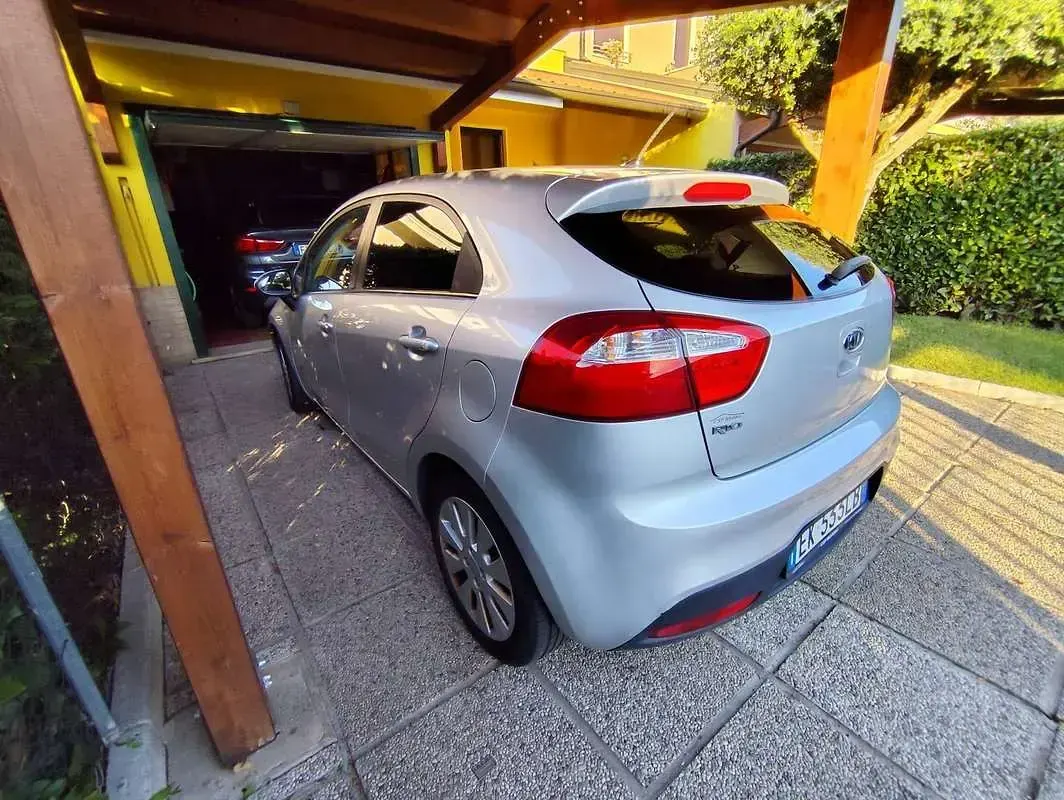 Usata Kia Rio EX 86 CV (63 kW) 2011 Argento Berlina