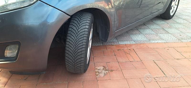 Usata Kia Venga 90 CV (66 kW) 2011 Grigio Utilitaria