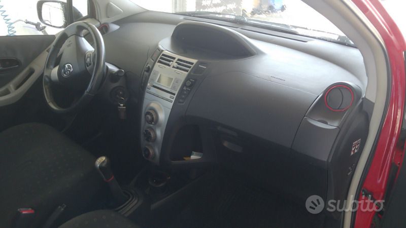 Usata Toyota Yaris 69 CV (50 kW) 2009 Rosso Utilitaria