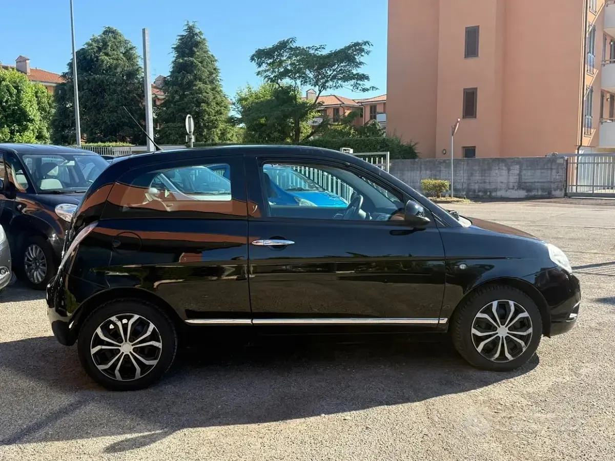 Usata Lancia Ypsilon 69 CV (50 kW) 2011 Nero Utilitaria
