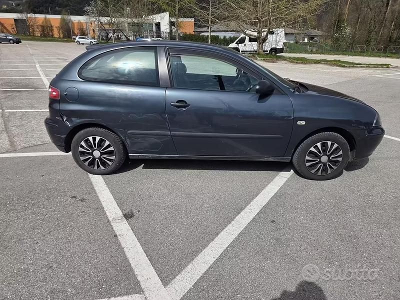 Usata Seat Ibiza 75 CV (55 kW) 2005 Grigio Utilitaria