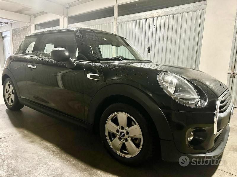 Begagnad Mini ONE 102 HK (75 kW) 2018 Svart Halvkombi
