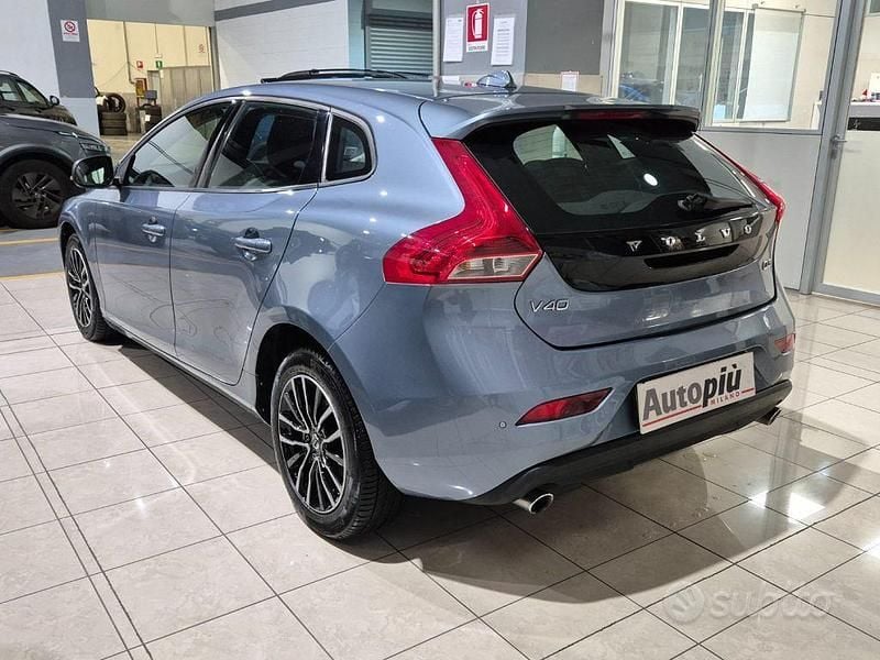 Usata Volvo V40 Momentum 149 CV (109 kW) 2017 Blu Berlina