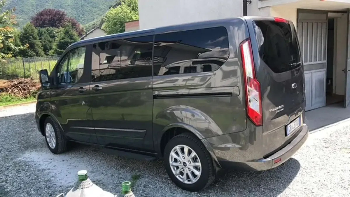 Usata Ford Tourneo 185 CV (136 kW) 2020 Grigio Furgone