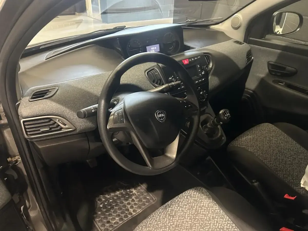 Usata Lancia Ypsilon Silver 69 CV (50 kW) 2022 Grigio Utilitaria